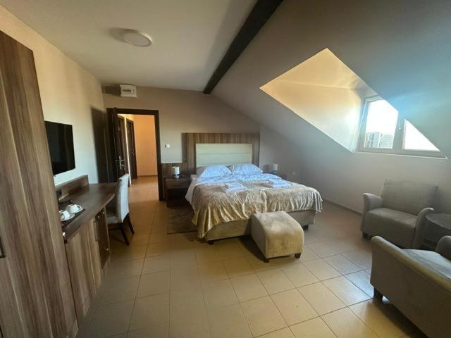 Jp Motel Mali Pariz Бор Екстериор снимка