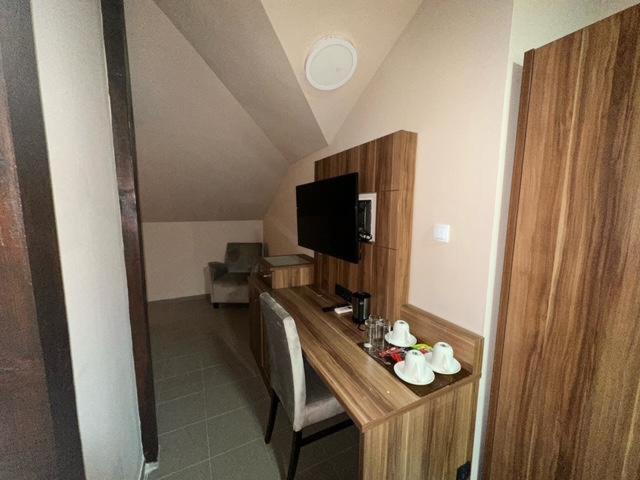 Jp Motel Mali Pariz Бор Екстериор снимка