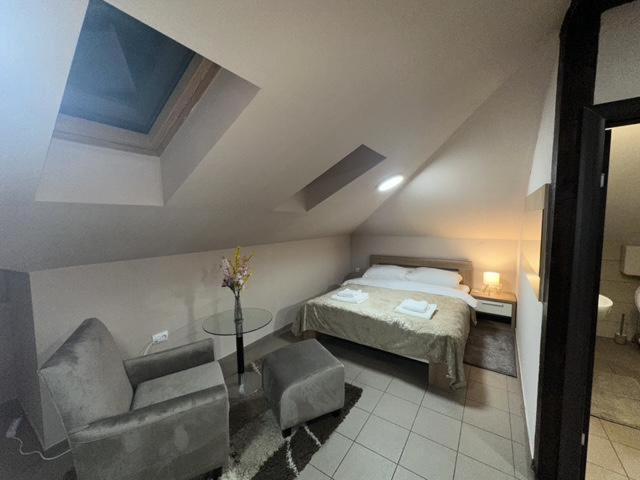 Jp Motel Mali Pariz Бор Екстериор снимка