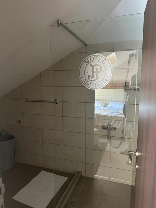 Jp Motel Mali Pariz Бор Екстериор снимка