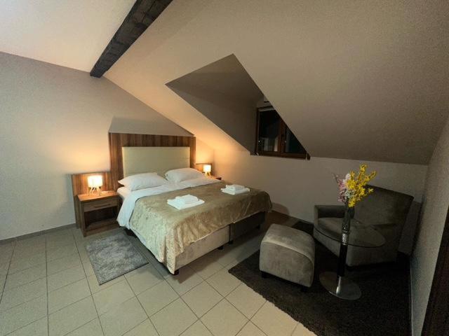 Jp Motel Mali Pariz Бор Екстериор снимка