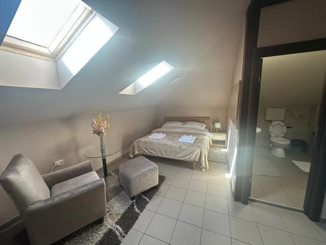 Jp Motel Mali Pariz Бор Екстериор снимка