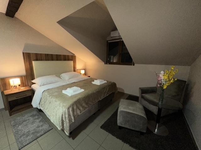 Jp Motel Mali Pariz Бор Екстериор снимка