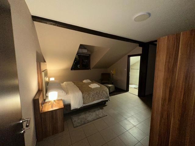 Jp Motel Mali Pariz Бор Екстериор снимка
