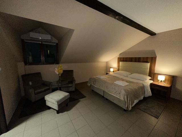 Jp Motel Mali Pariz Бор Екстериор снимка