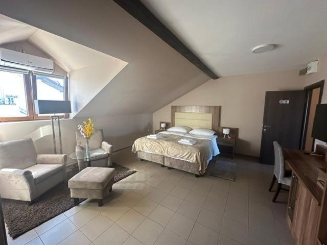 Jp Motel Mali Pariz Бор Екстериор снимка